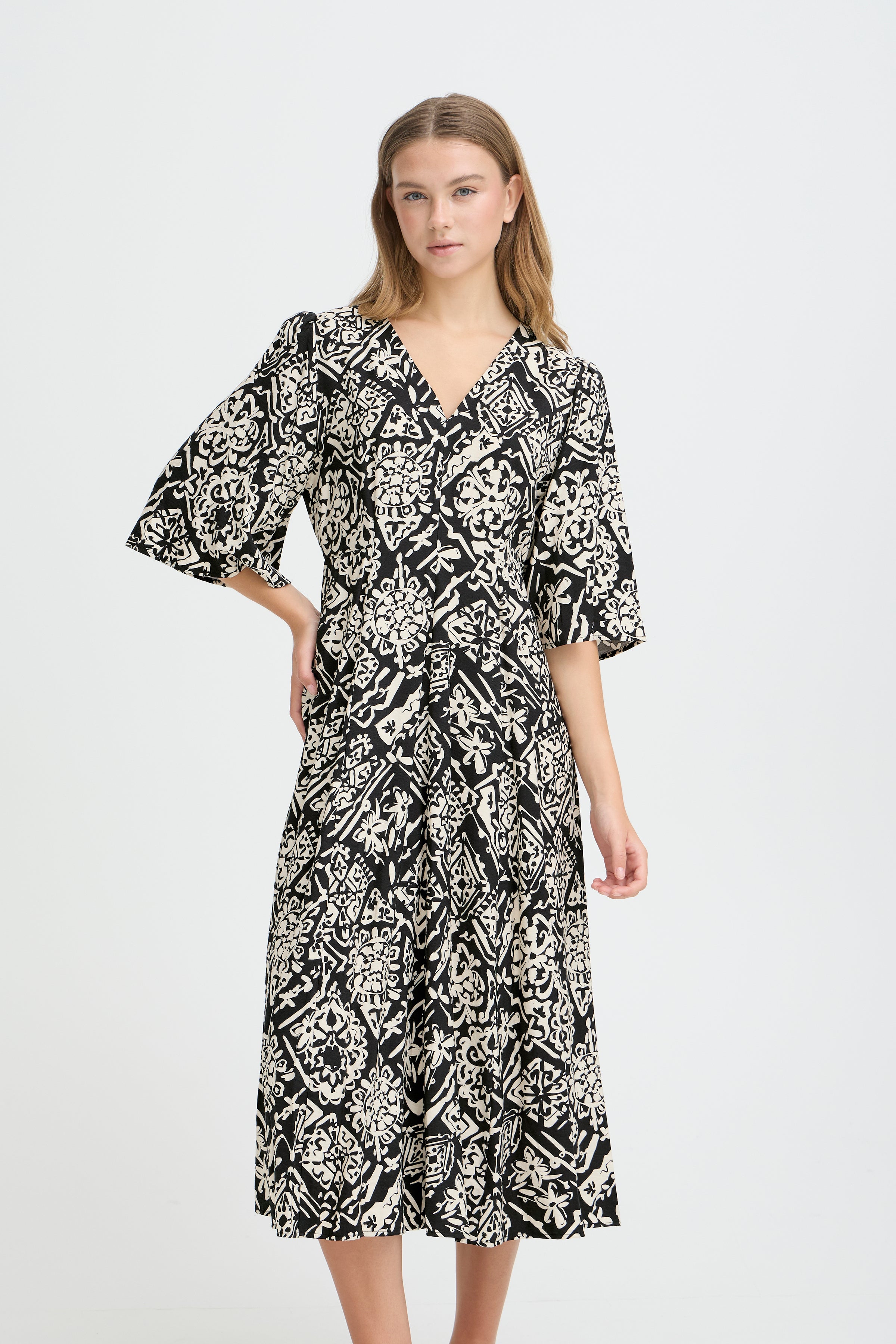 Taylor Maxi Dress (Graphic/Black)