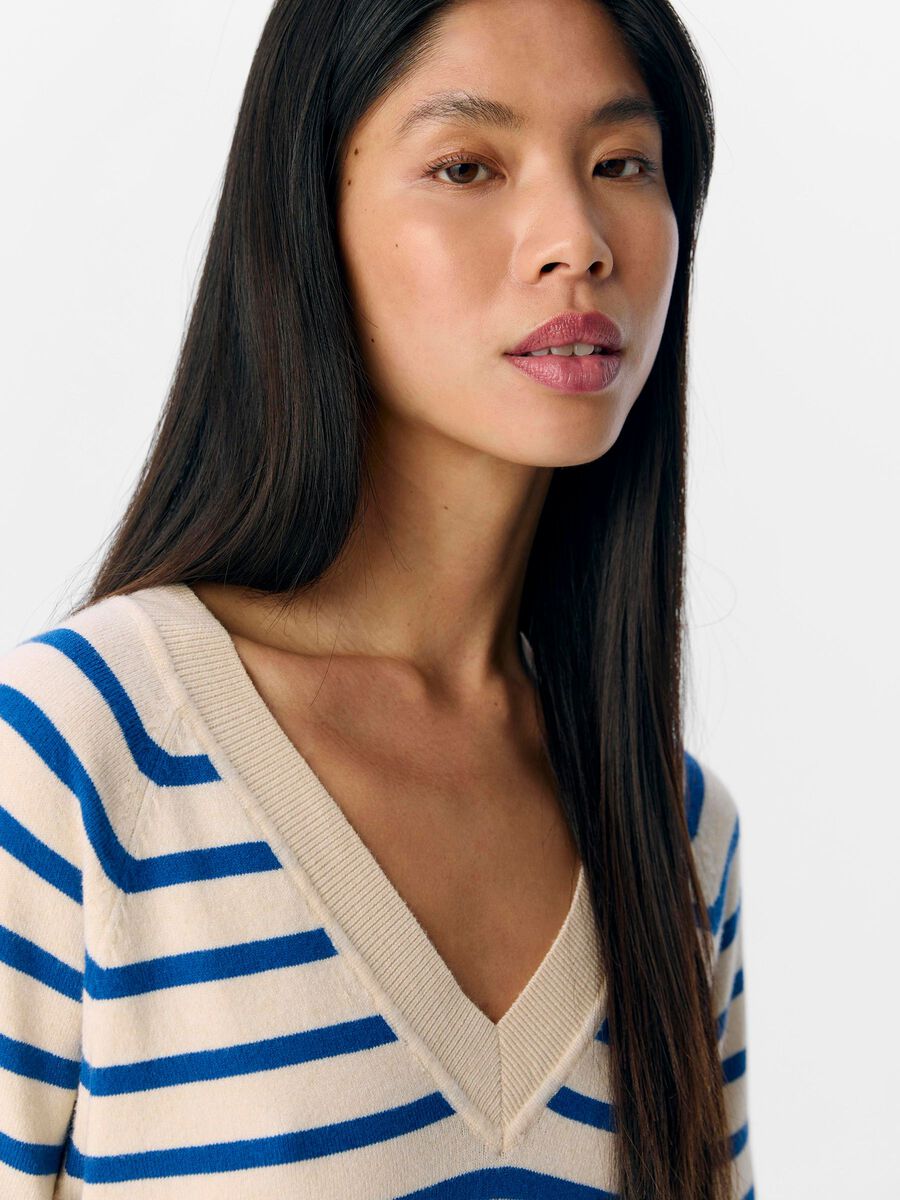 Jocelyn V-Neck Knit Top (Sandshell/Surf)