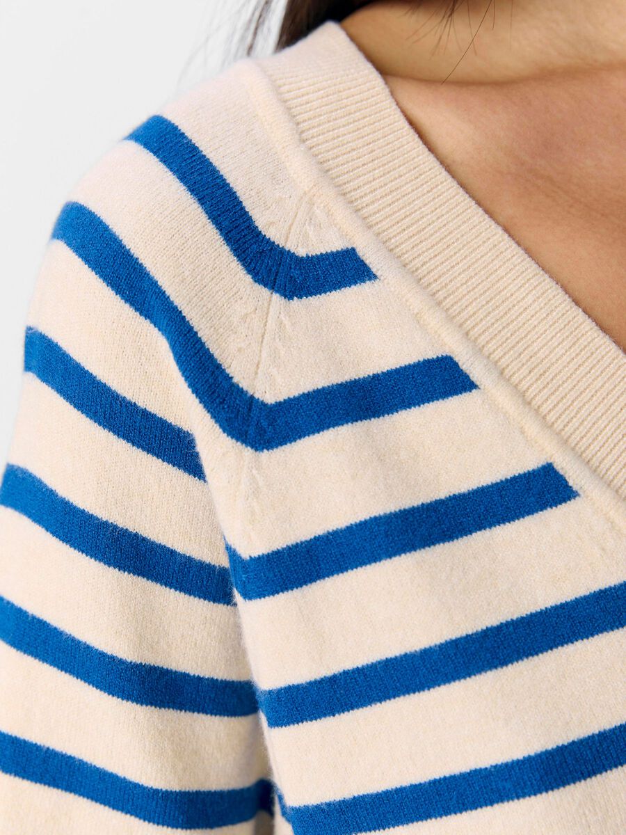 Jocelyn V-Neck Knit Top (Sandshell/Surf)