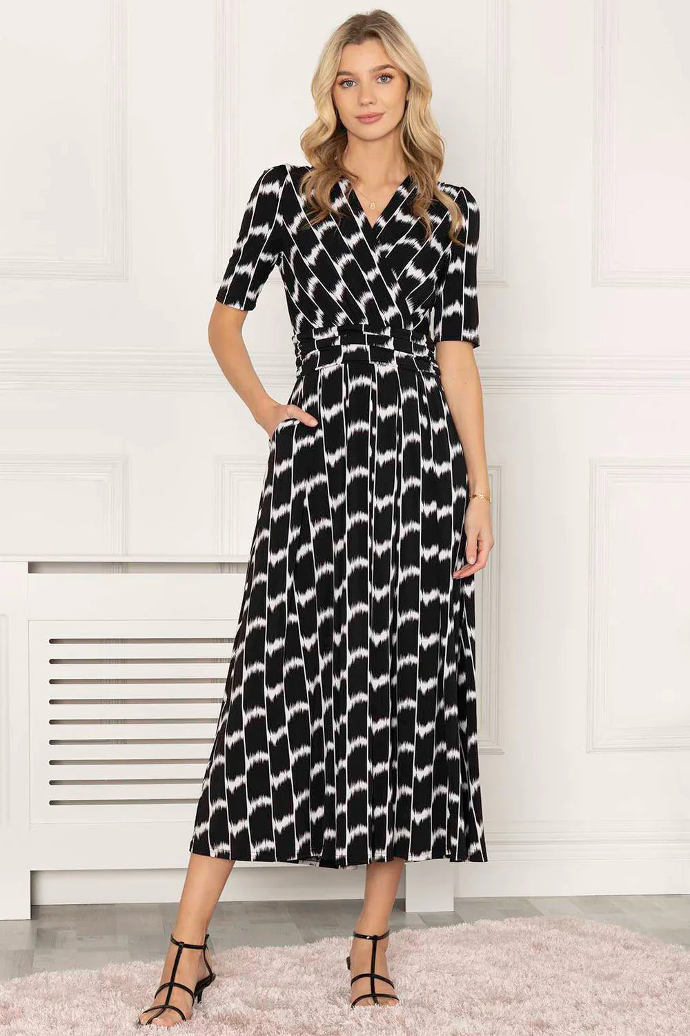 AKAYLA JERSEY MAXI DRESS (BLACK GEO) CURVE