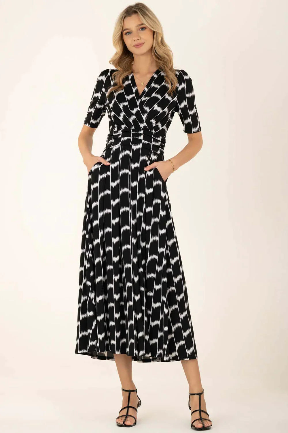 AKAYLA JERSEY MAXI DRESS (BLACK GEO) CURVE