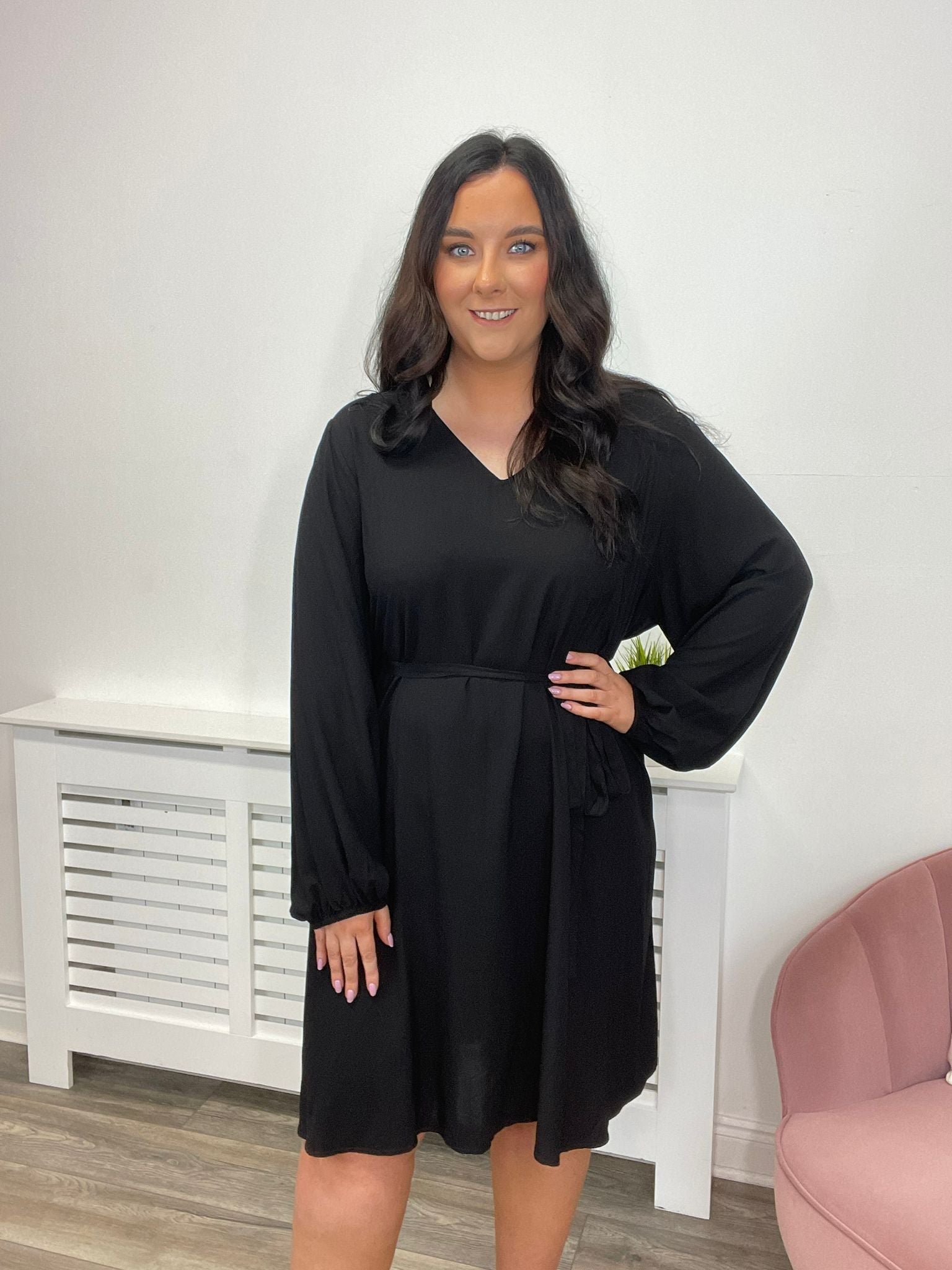 NUALA V-NECK DRESS (BLACK)