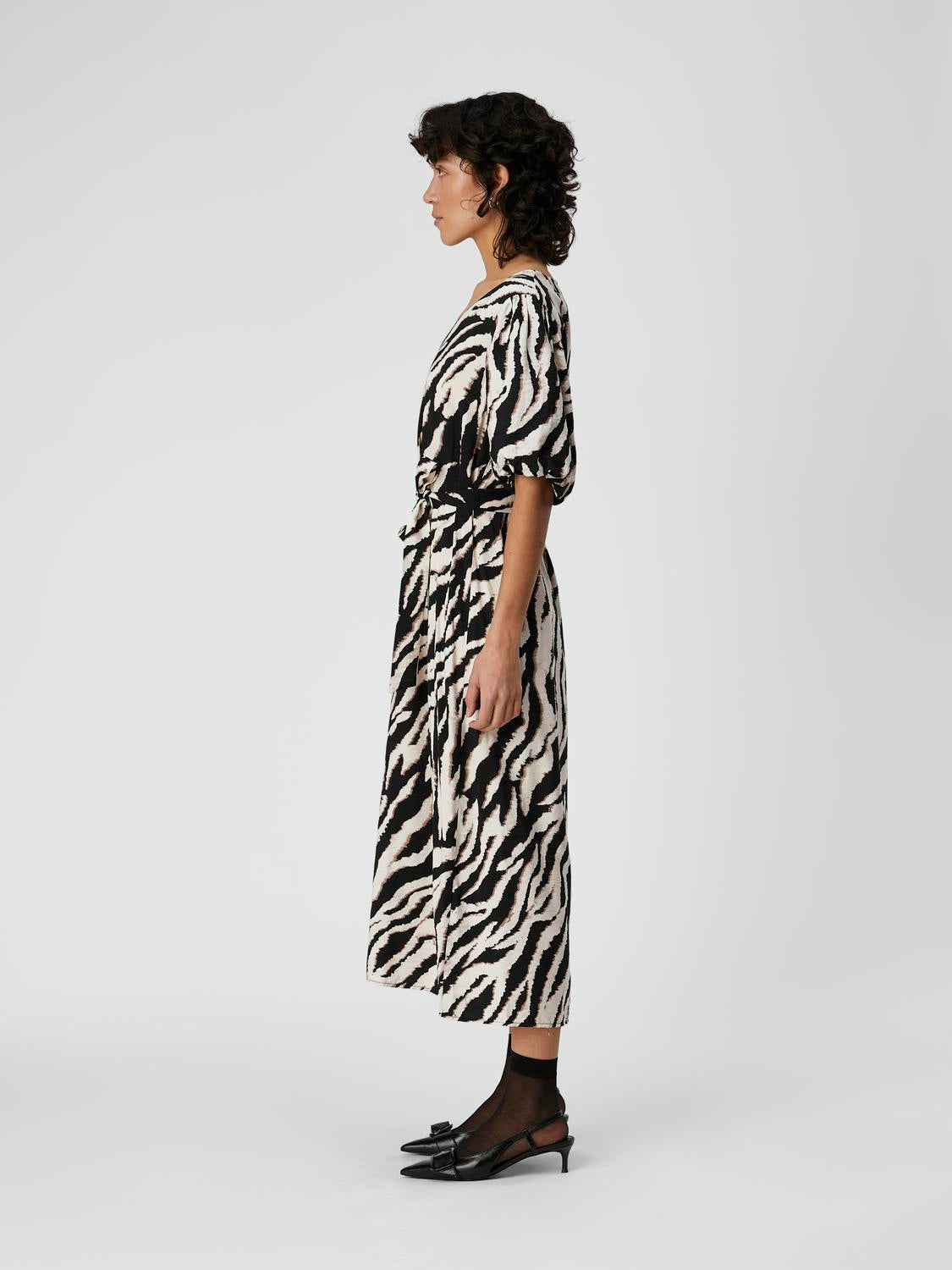 CIANNA V-NECK DRESS (SANDSHELL/BLACK)