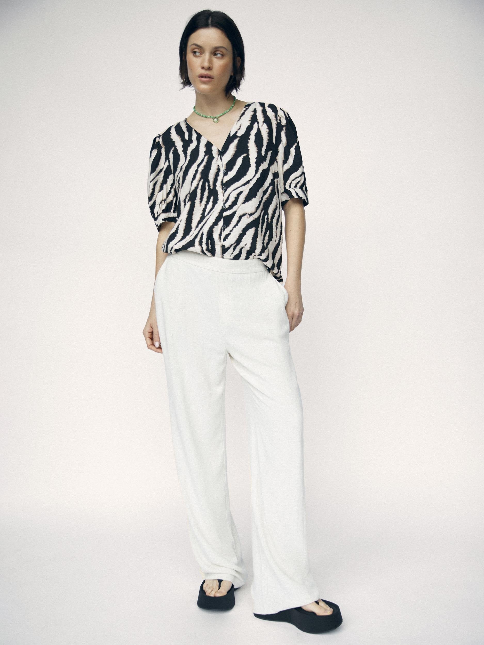 CEIRA V-NECK TOP (SANDSHELL/BLACK)