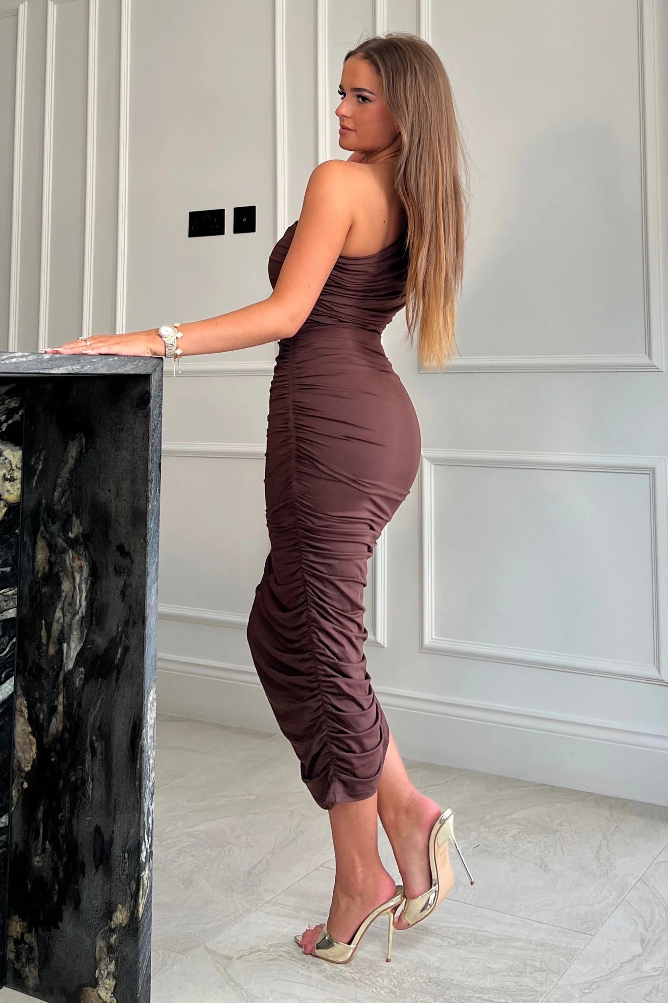 MONICIA ONE SHOULDER RUCHED MIDI DRESS (BROWN)