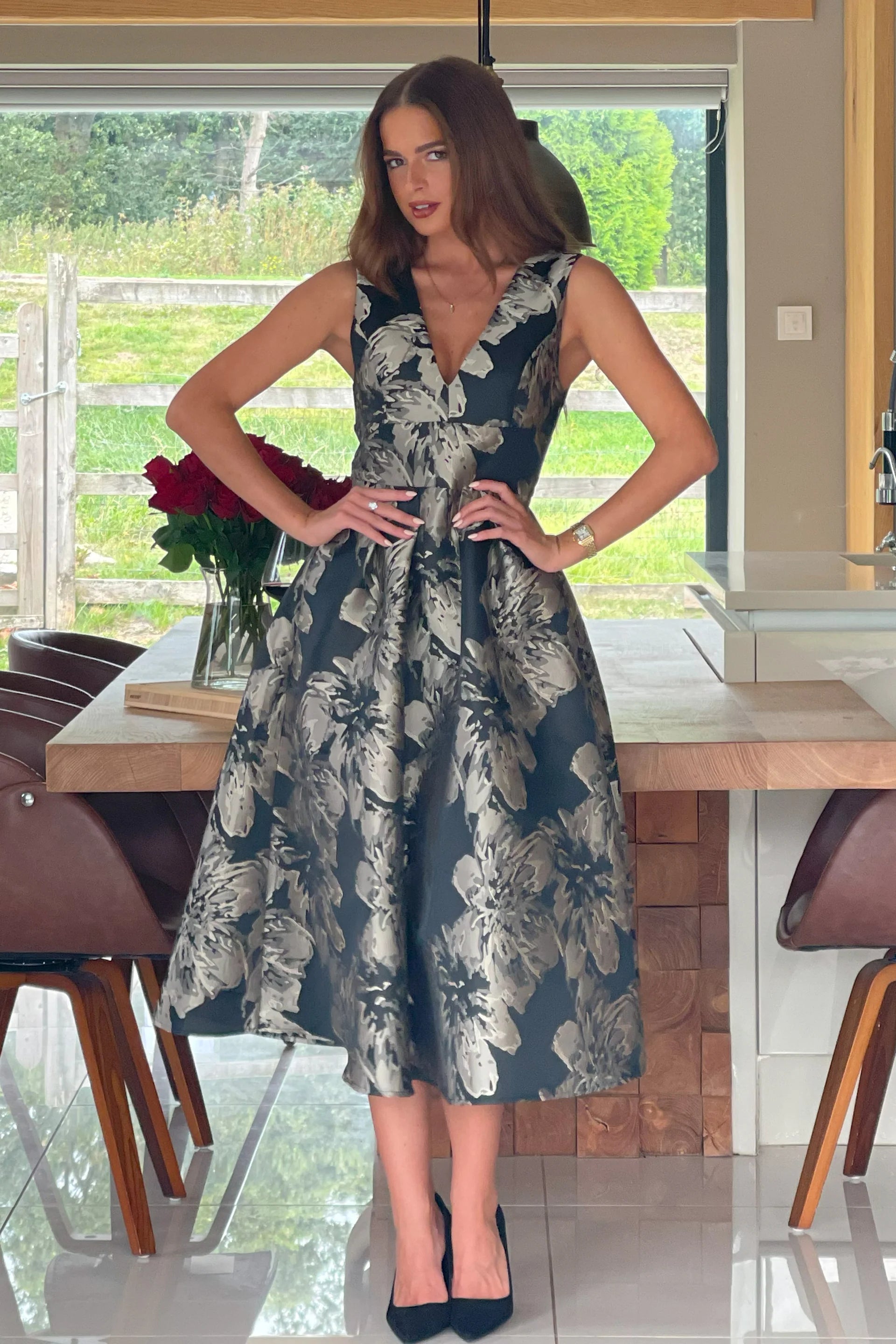 Jesinia Jacquard V-Neck Midi Dress (Black/Gold)