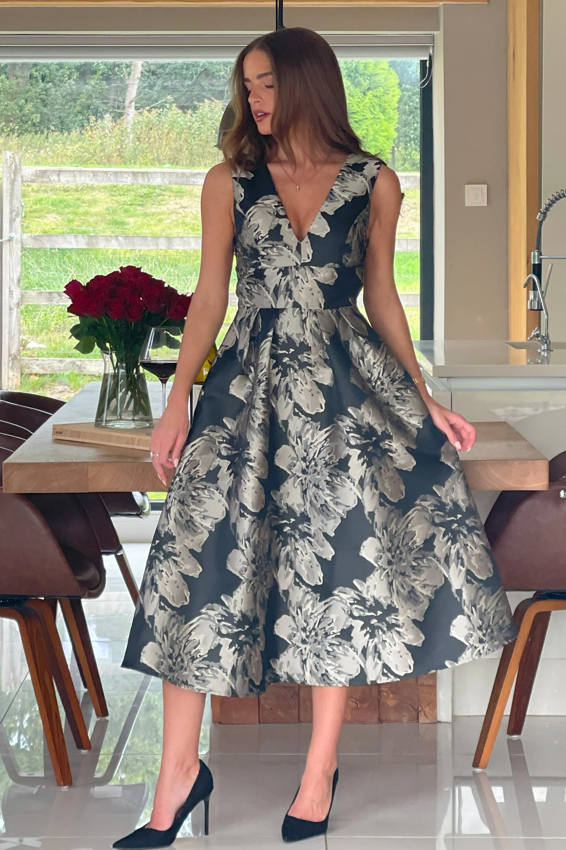 Jesinia Jacquard V-Neck Midi Dress (Black/Gold)