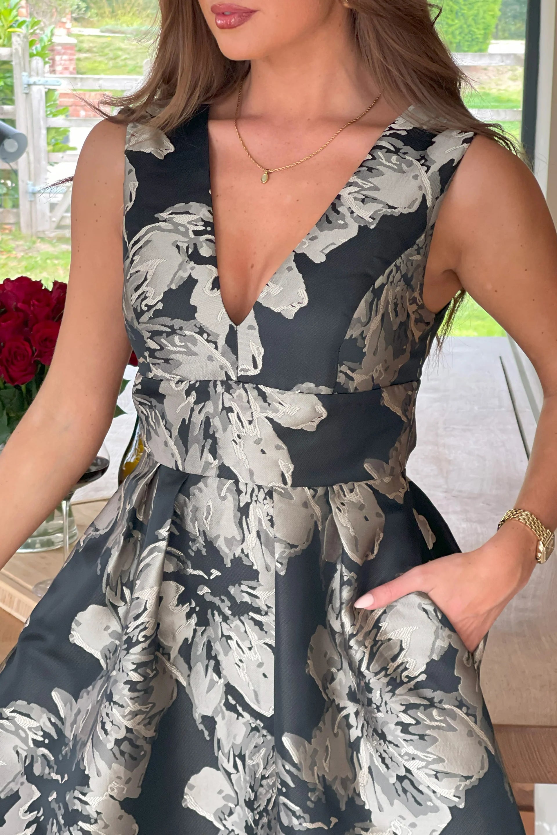 Jesinia Jacquard V-Neck Midi Dress (Black/Gold)