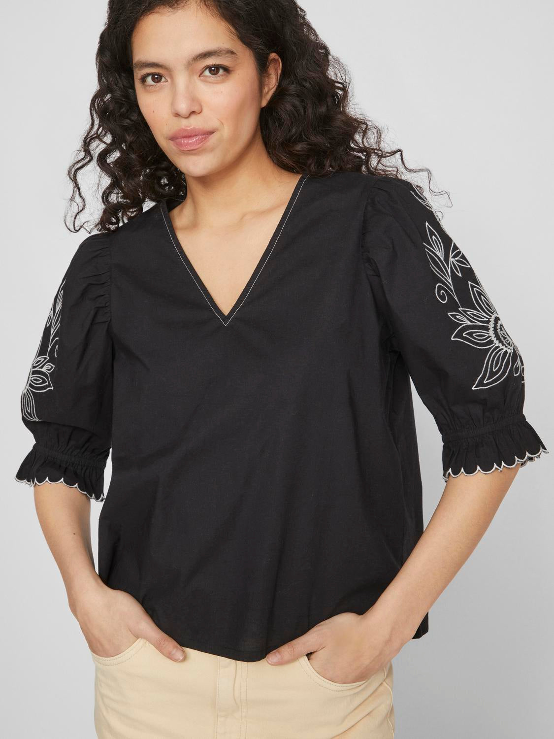 Isle V-Neck Short Sleeve Top (Black/White)