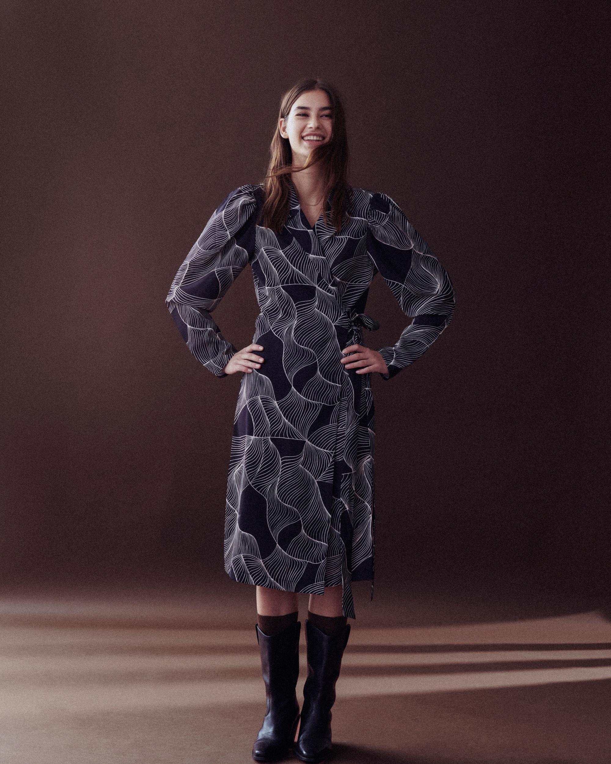 MULA L/S WRAP DRESS (BLACK/GRAPHIC)