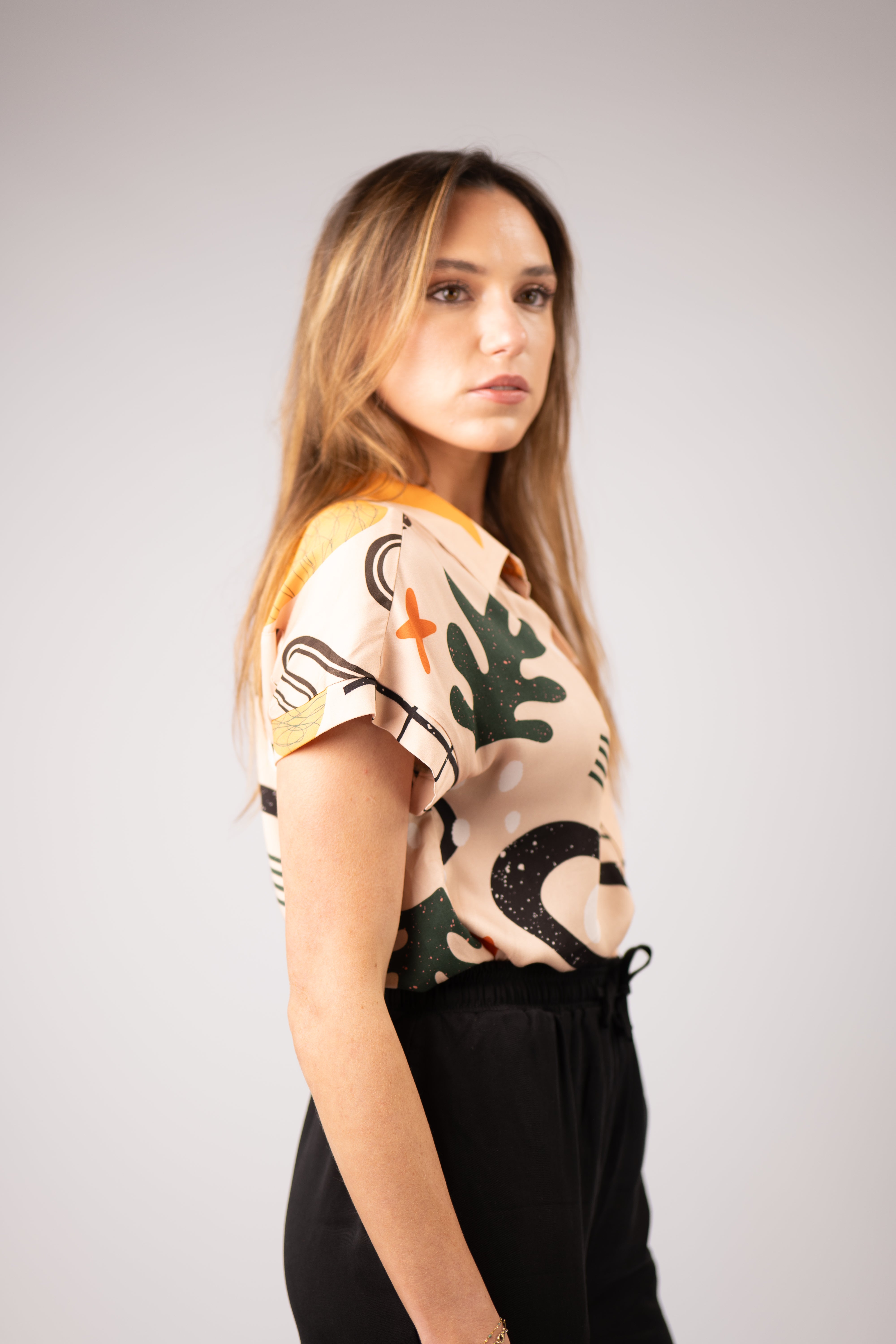 TIARA SHORT SLEEVE SHIRT WITH KNOT (BEIGE)