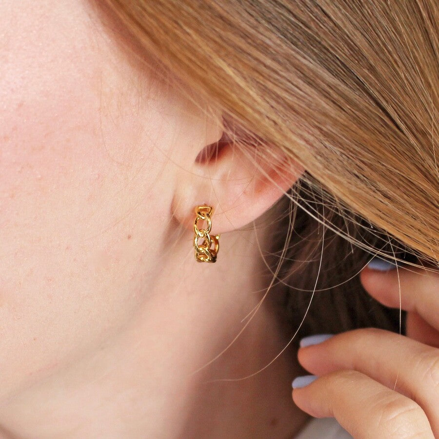 Chain Huggie Hoop Earring (Gold)