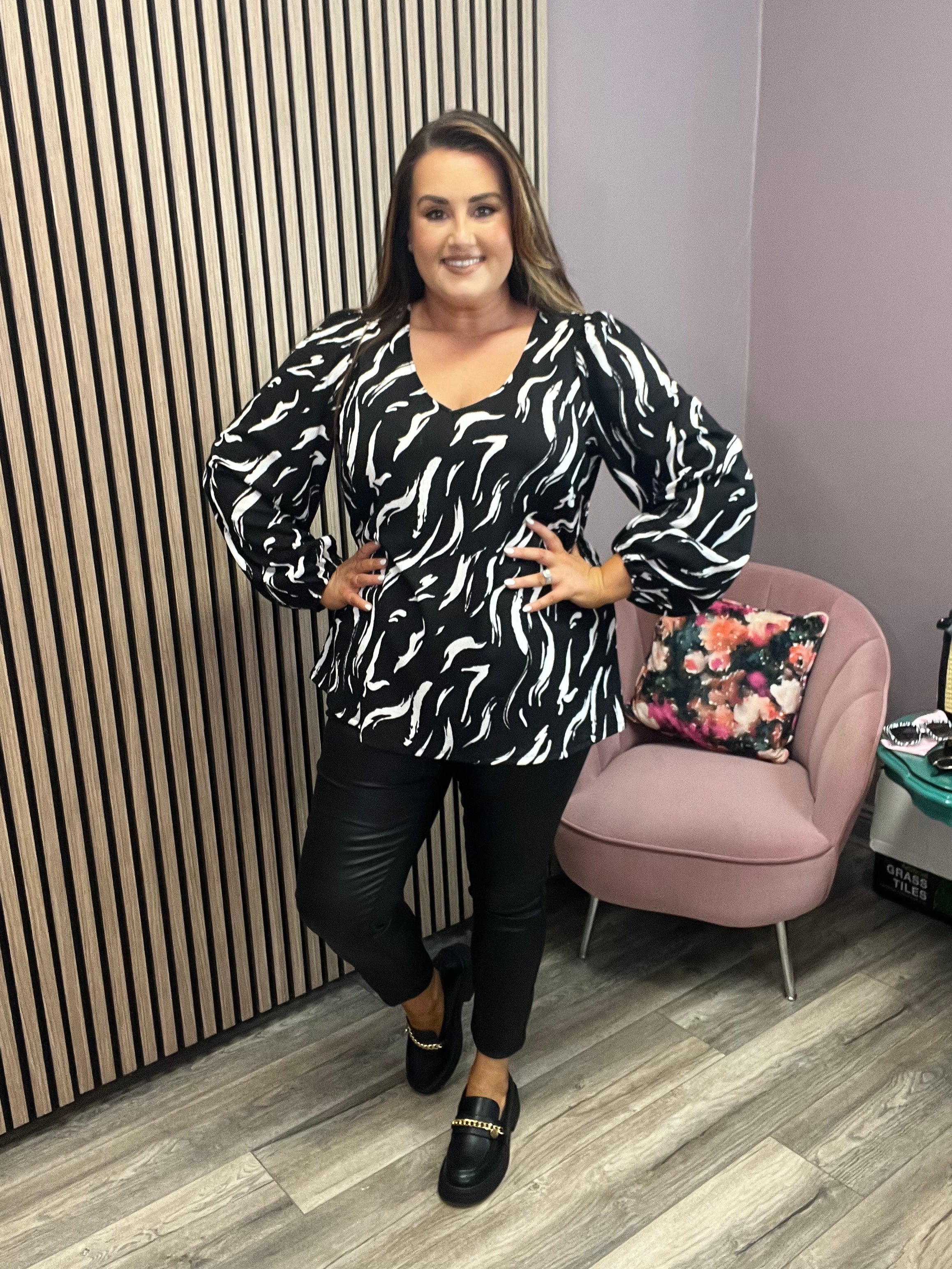 LAYA V-NECK TOP (BLACK/WHITE)