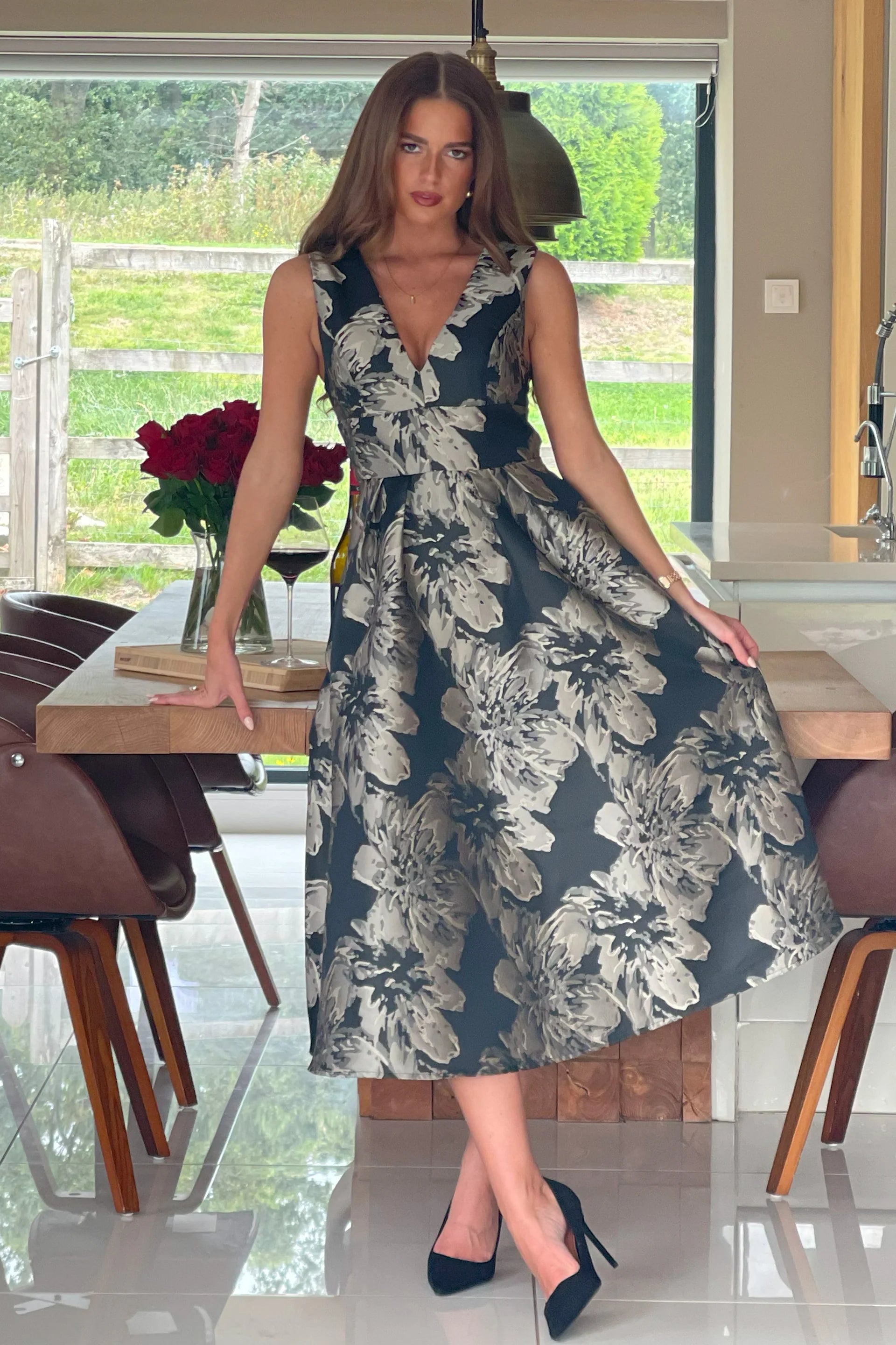 Jesinia Jacquard V-Neck Midi Dress (Black/Gold)