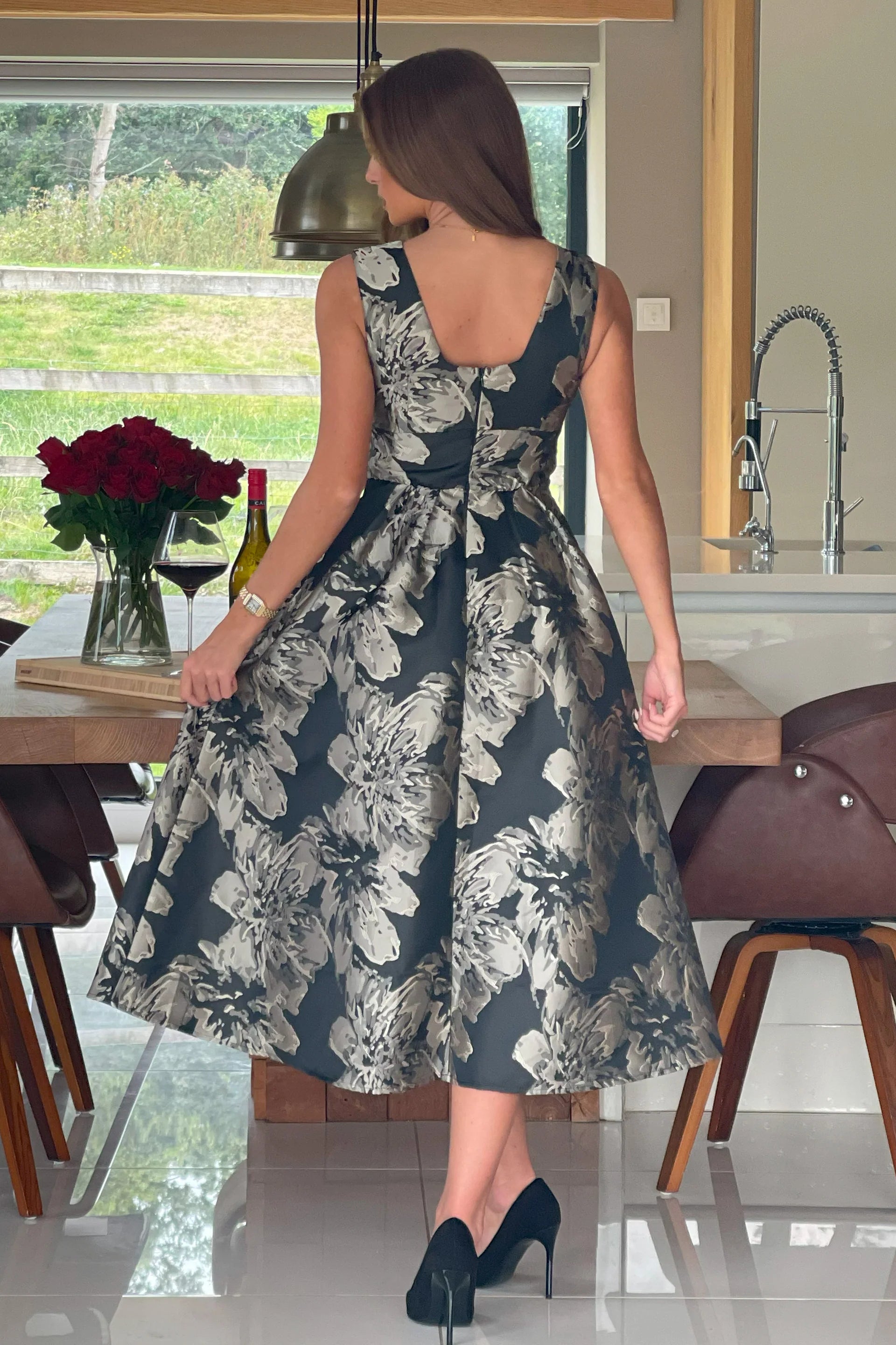 Jesinia Jacquard V-Neck Midi Dress (Black/Gold)